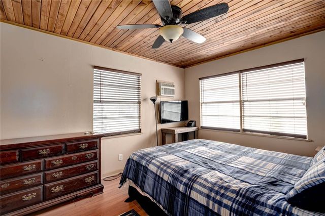 713 N Kossuth St, Rockport, TX 78382