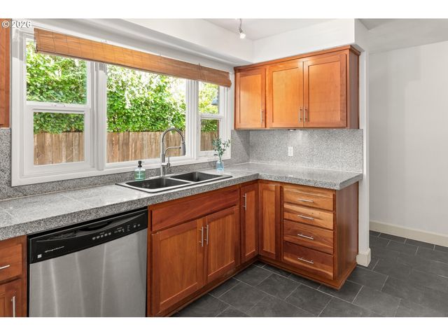 611 Ne CHURCH St 6, Portland, OR 97211