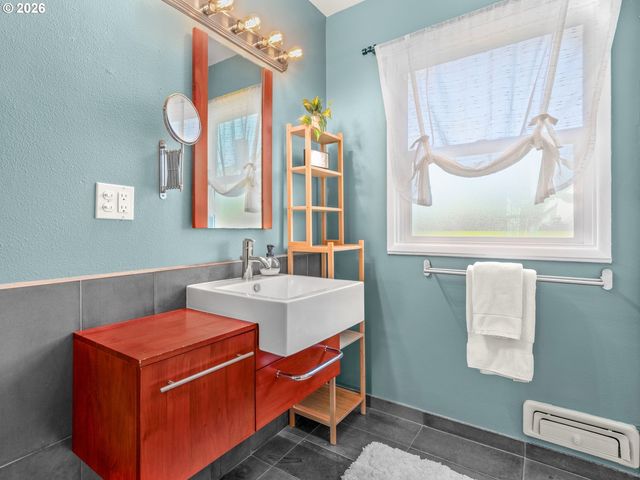 611 Ne CHURCH St 6, Portland, OR 97211