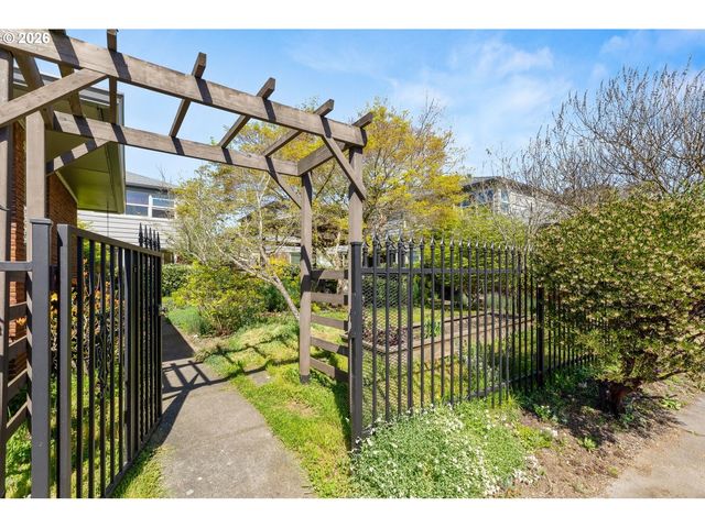 611 Ne CHURCH St 6, Portland, OR 97211