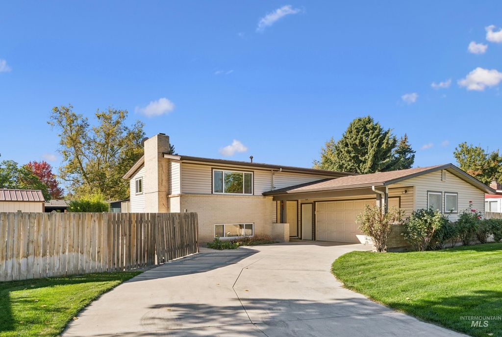 8721 W San Anita Drive, Boise, ID 83704 photo 2