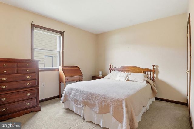 220 KENNEDY CT, Hanover, PA 17331