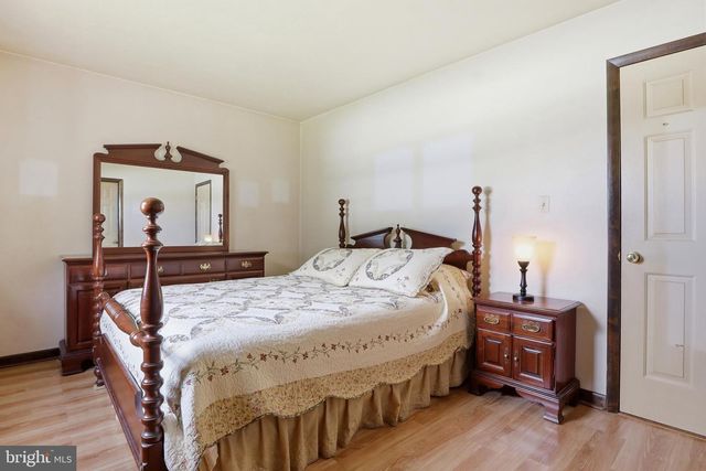 220 KENNEDY CT, Hanover, PA 17331