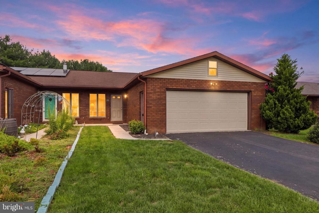 220 KENNEDY CT, Hanover, PA 17331