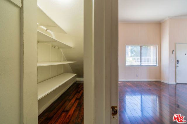 18445 Hatteras Street 504, Los Angeles, CA 91356