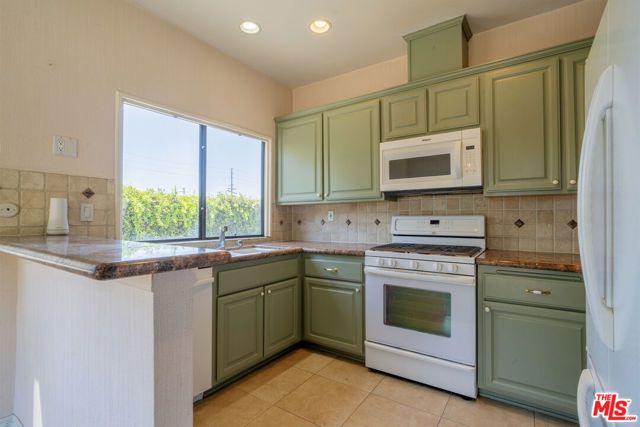 18445 Hatteras Street 504, Los Angeles, CA 91356