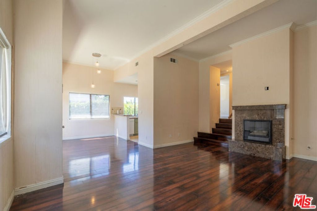 18445 Hatteras Street 504, Los Angeles, CA 91356