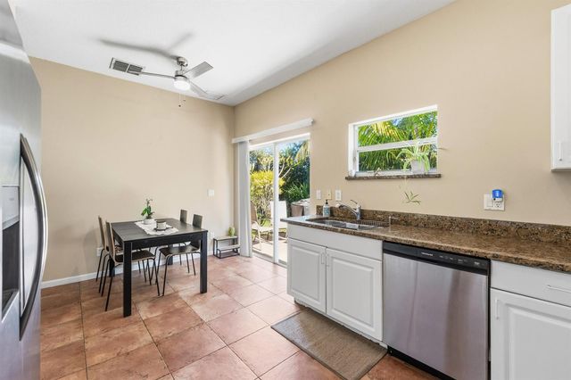 624 NE BENT PADDLE Lane, Port St. Lucie, FL 34983
