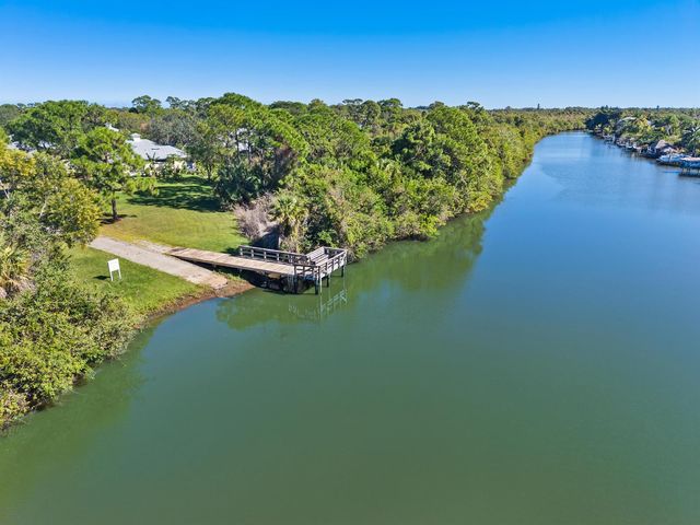 624 NE BENT PADDLE Lane, Port St. Lucie, FL 34983
