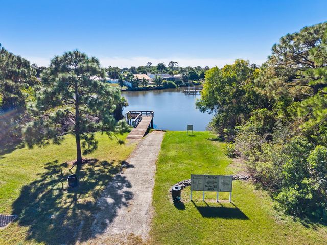 624 NE BENT PADDLE Lane, Port St. Lucie, FL 34983