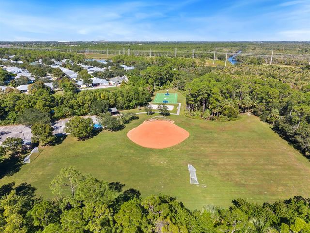 624 NE BENT PADDLE Lane, Port St. Lucie, FL 34983