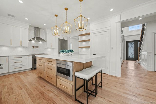 27 Grape Lane, Hicksville, NY 11801