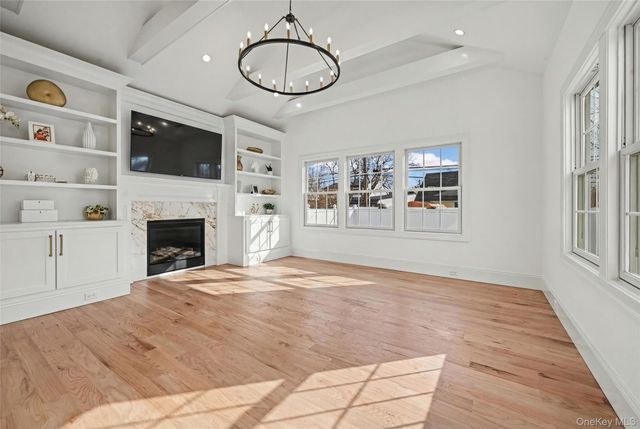 27 Grape Lane, Hicksville, NY 11801