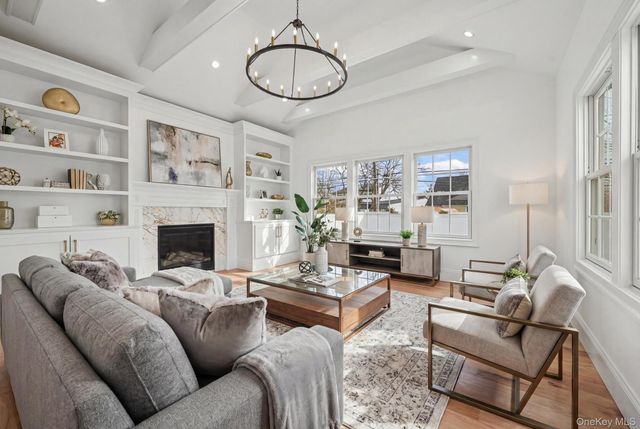 27 Grape Lane, Hicksville, NY 11801