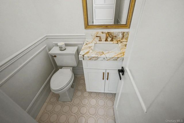 27 Grape Lane, Hicksville, NY 11801