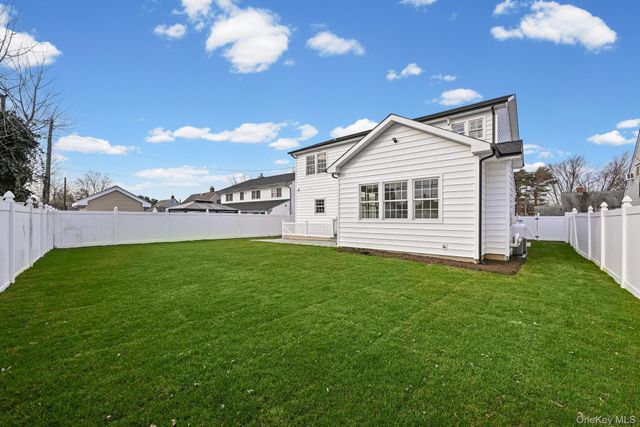 27 Grape Lane, Hicksville, NY 11801