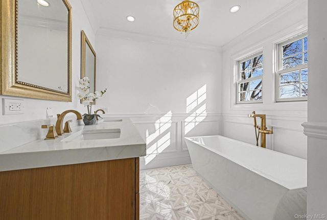 27 Grape Lane, Hicksville, NY 11801