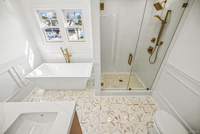 27 Grape Lane, Hicksville, NY 11801