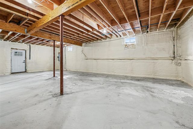 27 Grape Lane, Hicksville, NY 11801