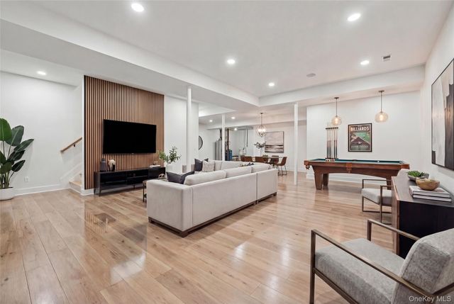 27 Grape Lane, Hicksville, NY 11801