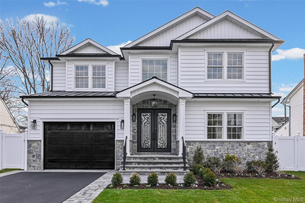 27 Grape Lane, Hicksville, NY 11801