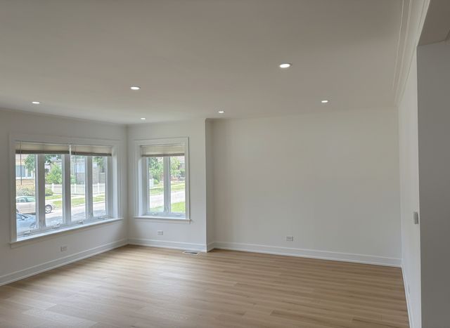 7606 S Paxton Avenue, Chicago, IL 60649