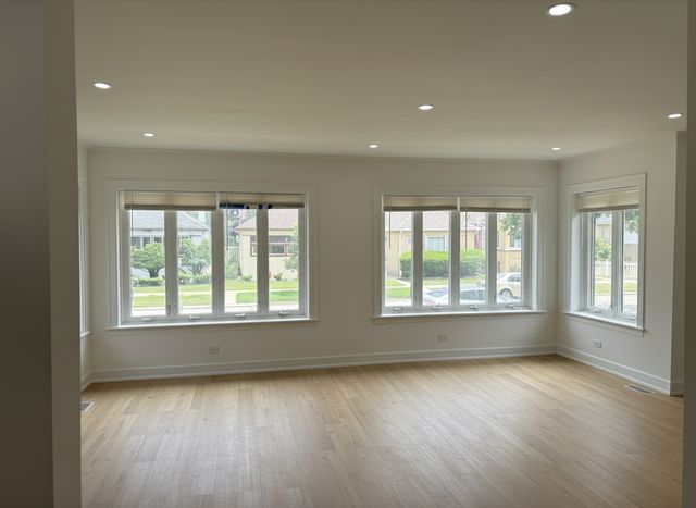 7606 S Paxton Avenue, Chicago, IL 60649