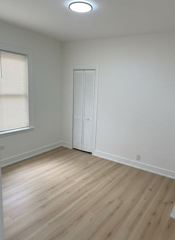 7606 S Paxton Avenue, Chicago, IL 60649