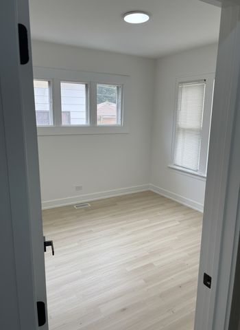 7606 S Paxton Avenue, Chicago, IL 60649