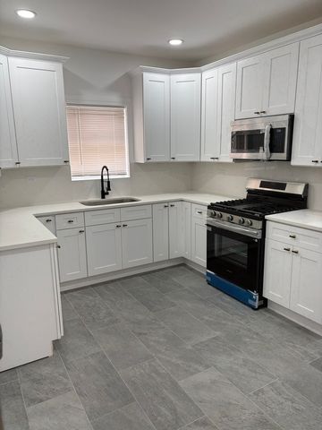 7606 S Paxton Avenue, Chicago, IL 60649