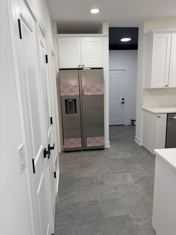 7606 S Paxton Avenue, Chicago, IL 60649