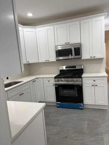 7606 S Paxton Avenue, Chicago, IL 60649