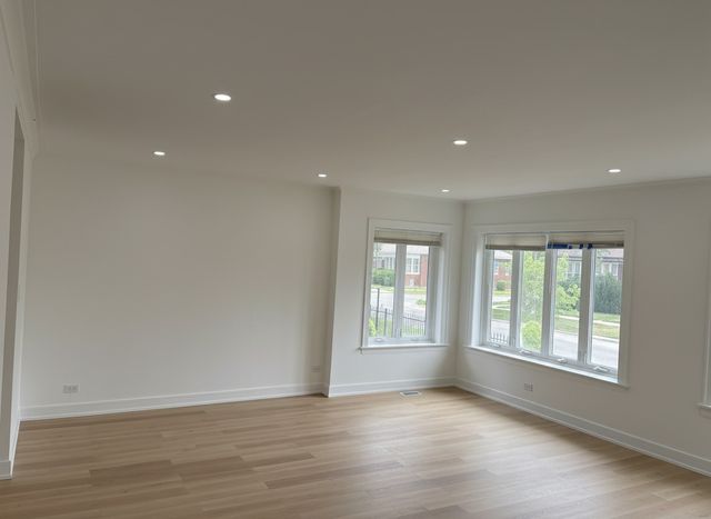 7606 S Paxton Avenue, Chicago, IL 60649