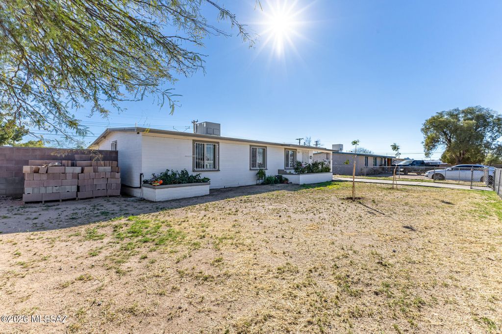 Image 3 of property listing at 1118 E Macarthur Street, Tucson, AZ 85714