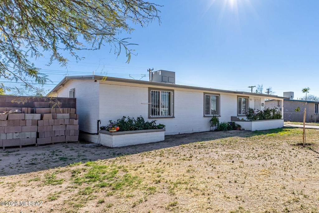 Image 4 of property listing at 1118 E Macarthur Street, Tucson, AZ 85714