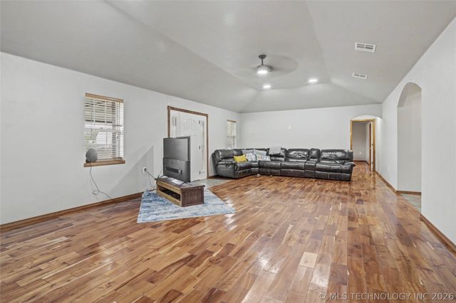 15905 S 257th West Avenue, Kellyville, OK 74039