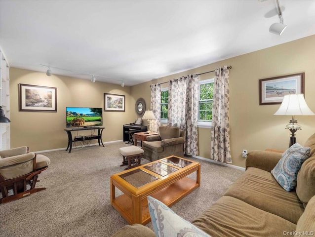 80 Bon Aire Circle R12, Suffern, NY 10901