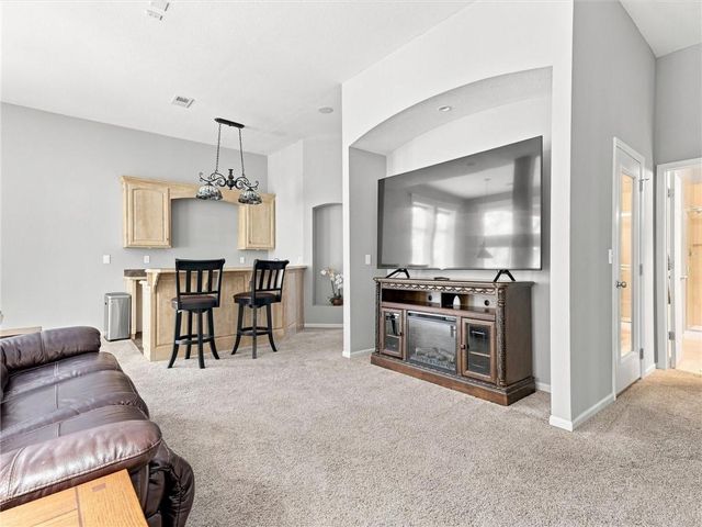 5822 NE Timber Hills Drive, Lee's Summit, MO 64064