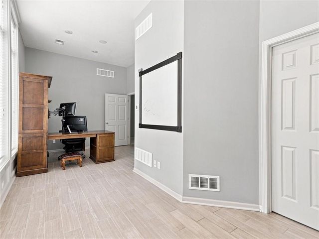 5822 NE Timber Hills Drive, Lee's Summit, MO 64064