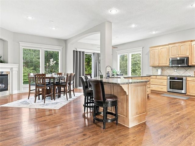5822 NE Timber Hills Drive, Lee's Summit, MO 64064