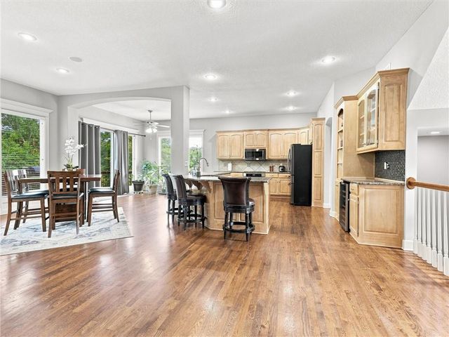 5822 NE Timber Hills Drive, Lee's Summit, MO 64064