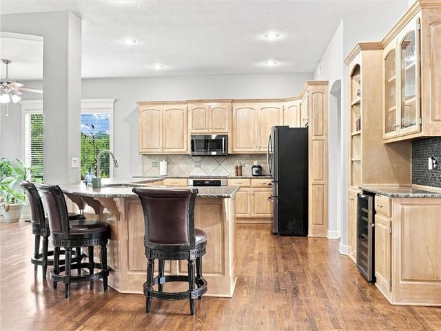 5822 NE Timber Hills Drive, Lee's Summit, MO 64064