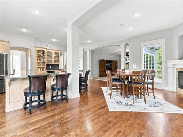 5822 NE Timber Hills Drive, Lee's Summit, MO 64064