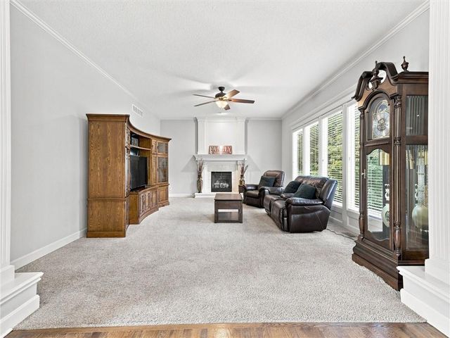 5822 NE Timber Hills Drive, Lee's Summit, MO 64064