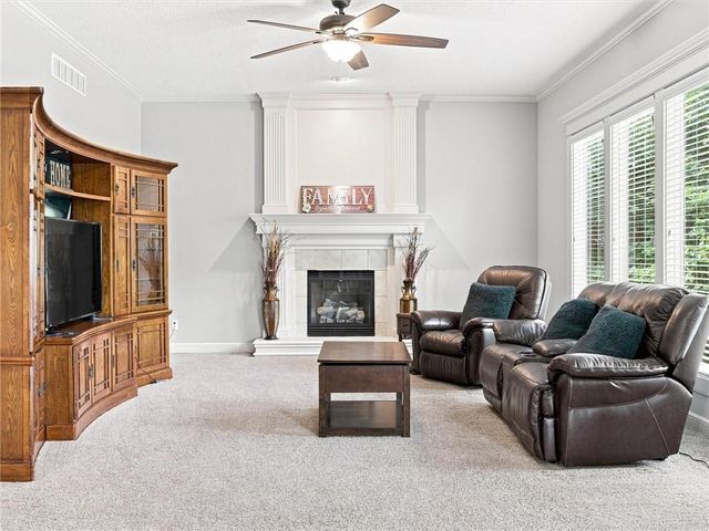 5822 NE Timber Hills Drive, Lee's Summit, MO 64064