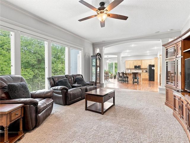 5822 NE Timber Hills Drive, Lee's Summit, MO 64064