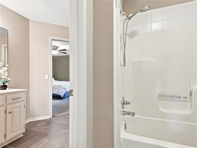 5822 NE Timber Hills Drive, Lee's Summit, MO 64064