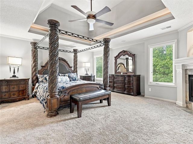 5822 NE Timber Hills Drive, Lee's Summit, MO 64064