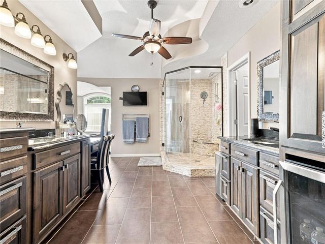5822 NE Timber Hills Drive, Lee's Summit, MO 64064