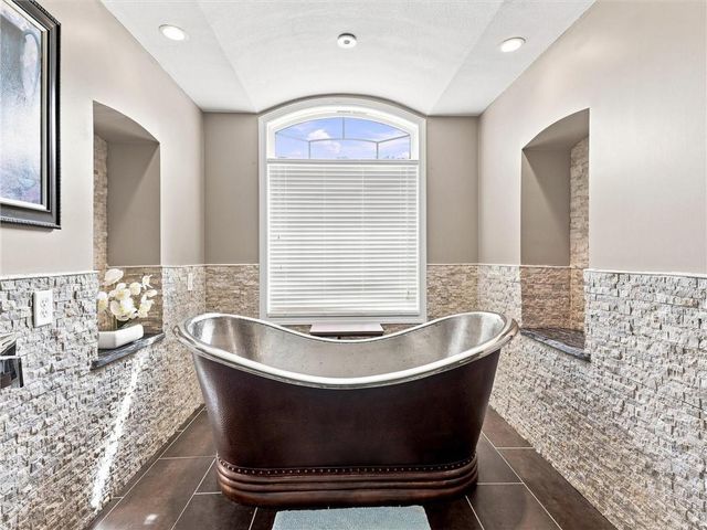 5822 NE Timber Hills Drive, Lee's Summit, MO 64064